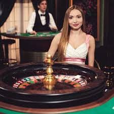 Người chơi Việt Nam trải nghiệm Live Casino trên sunwun qua điện thoại di động